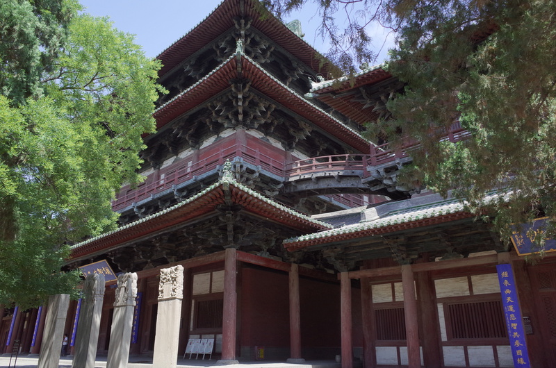 Hall of Longxing Temple are connected by staircases